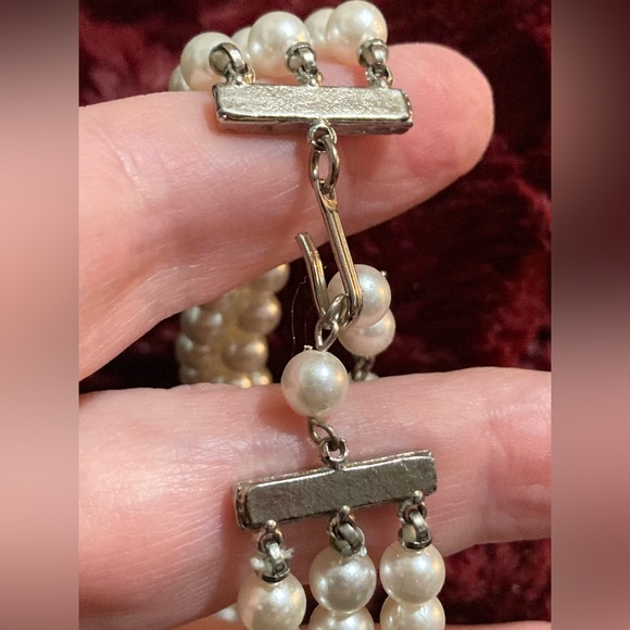 Gorgeous vintage 3-strand faux Pearl choker with matching pierced earrings - Picture 6 of 9